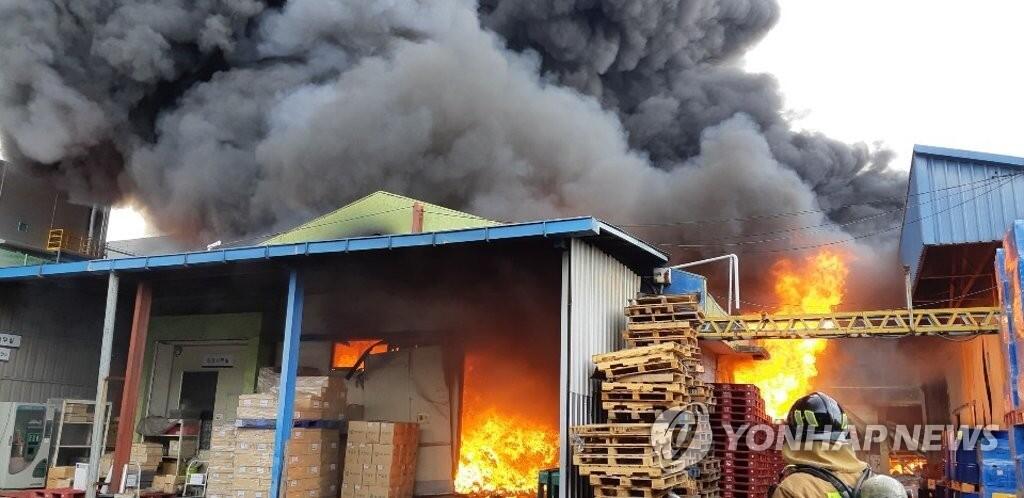 韩国大田一仓库发生大火,上百名消防人员出动