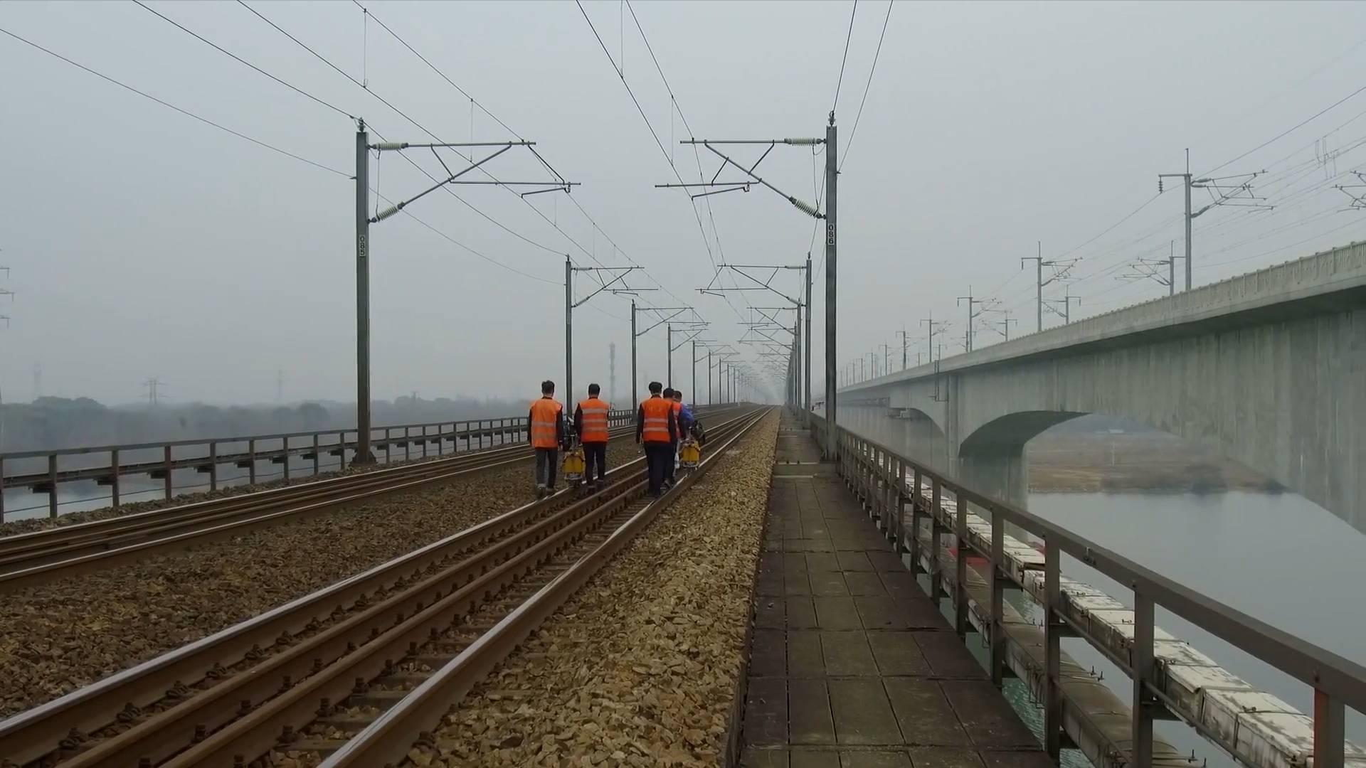 新春走基层|钢轨上的"b超医生"