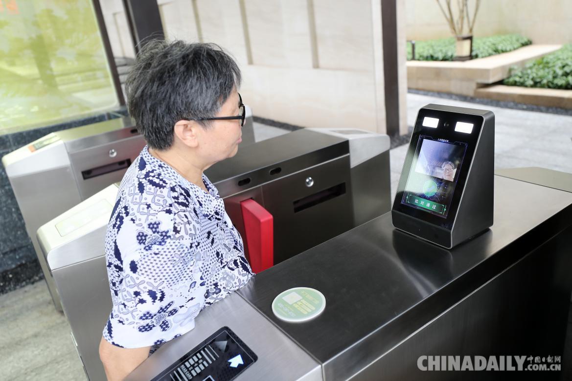 重庆两江新区礼嘉的龙湖两江新宸云顶小区居民通过人脸识别技术进入