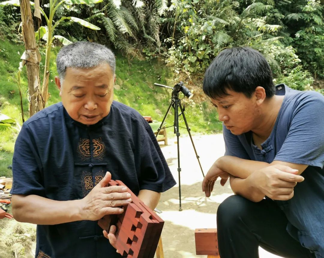 木工手藝人阿木爺爺敲敲打打幾十年誰想到我老頭子火了