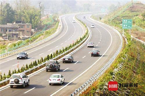 渝湘高速公路实施正在扩能改造.
