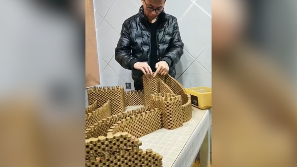 玩出花样,小伙用4万多枚硬币摆出长城和天安门