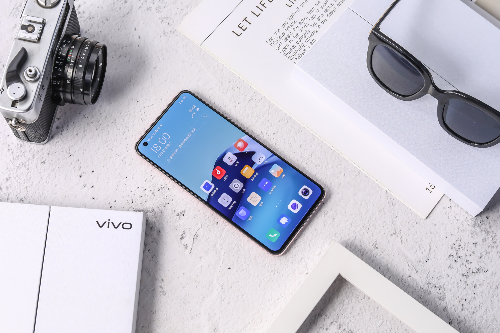 vivo x50美图欣赏,轻薄机身 双色云阶设计完美诠释雅致美学理念__凤凰