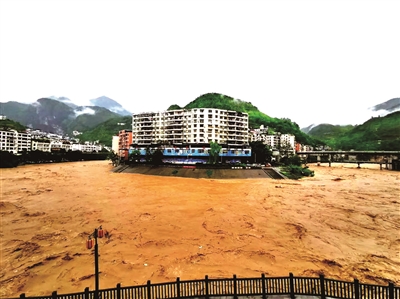 6月12日,洪水过境重庆市巫溪县宁河街道老城片区 供图/新华社