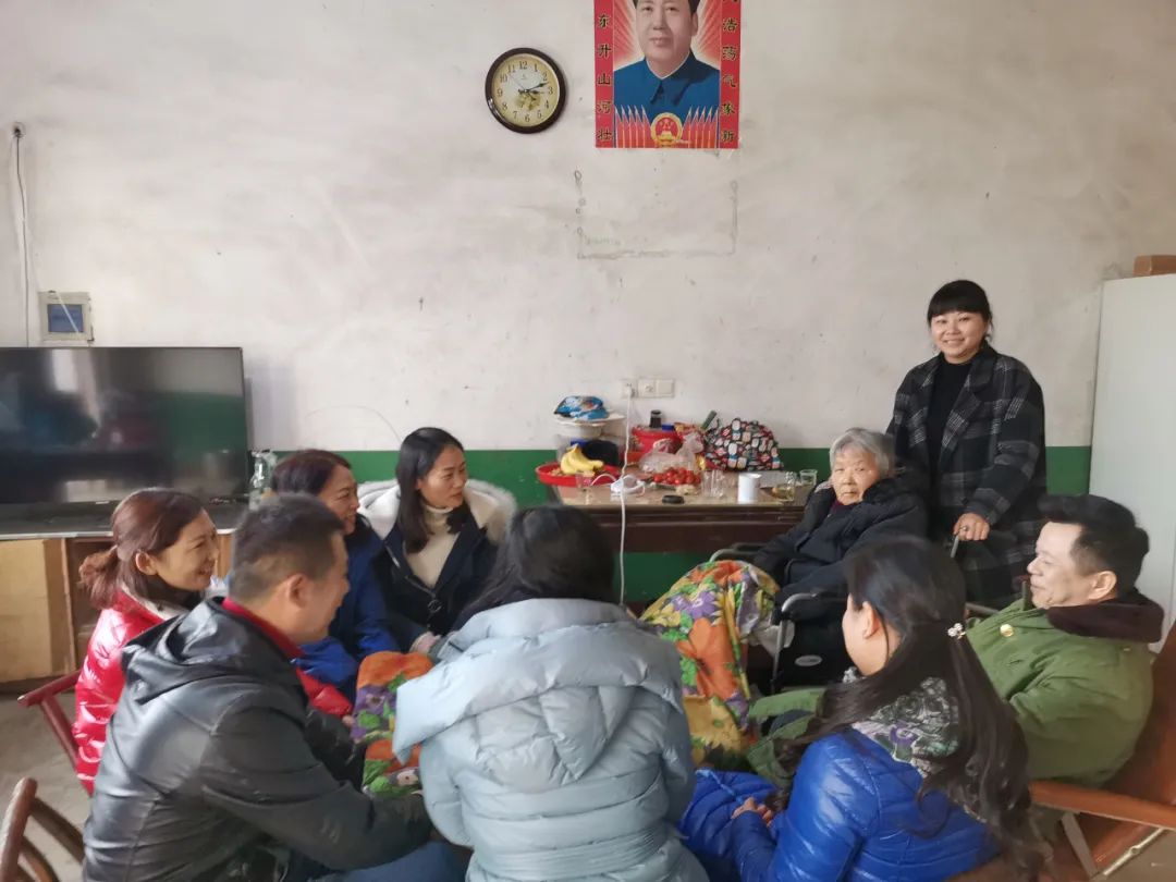 2019年12月，赡养群的十几个同学到蒋忠家陪老人过早年。受访者供图