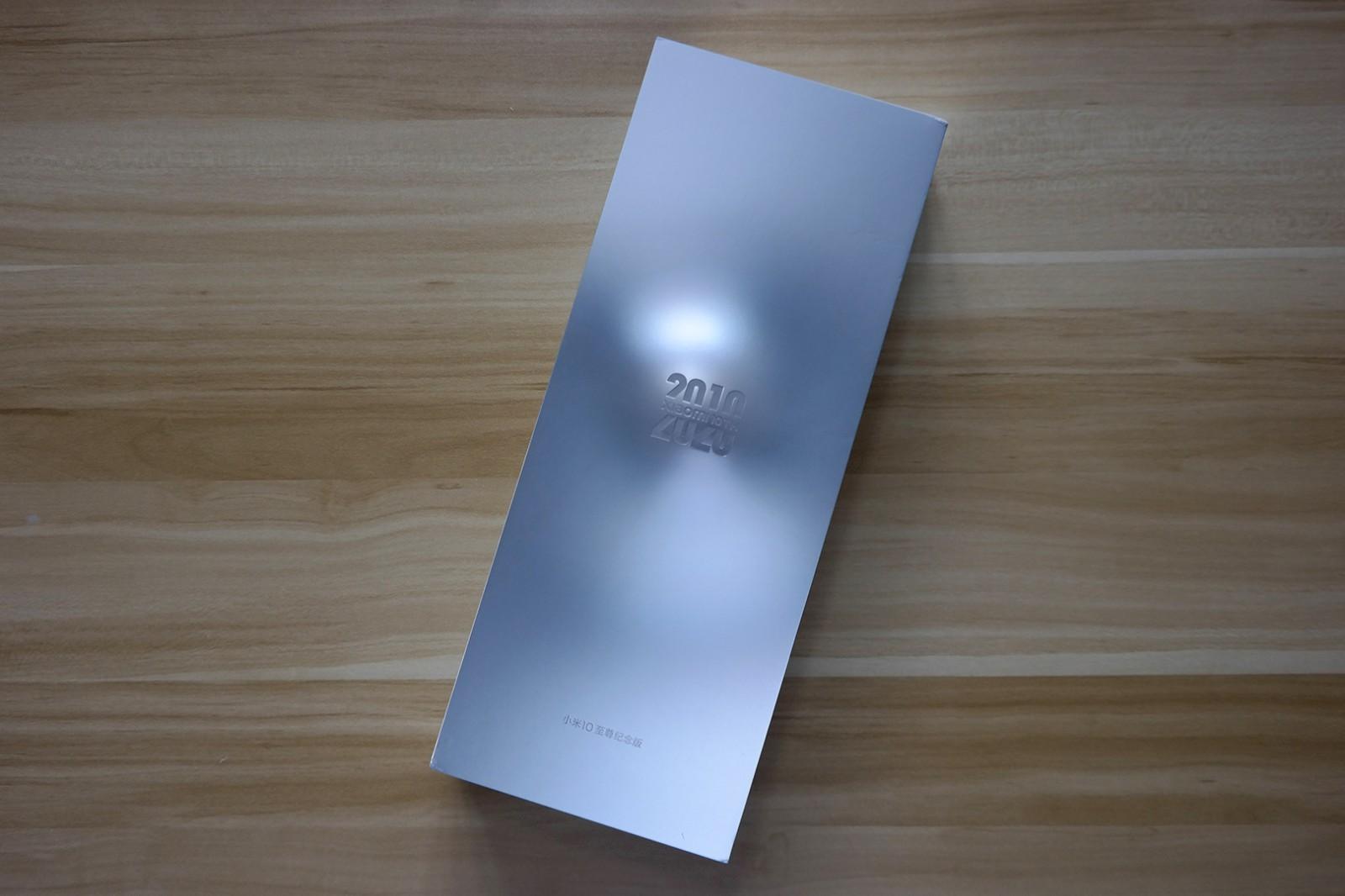 查看更多高清图片↑ 作为小米十周年的纪念版,小米10至尊版的外包装盒