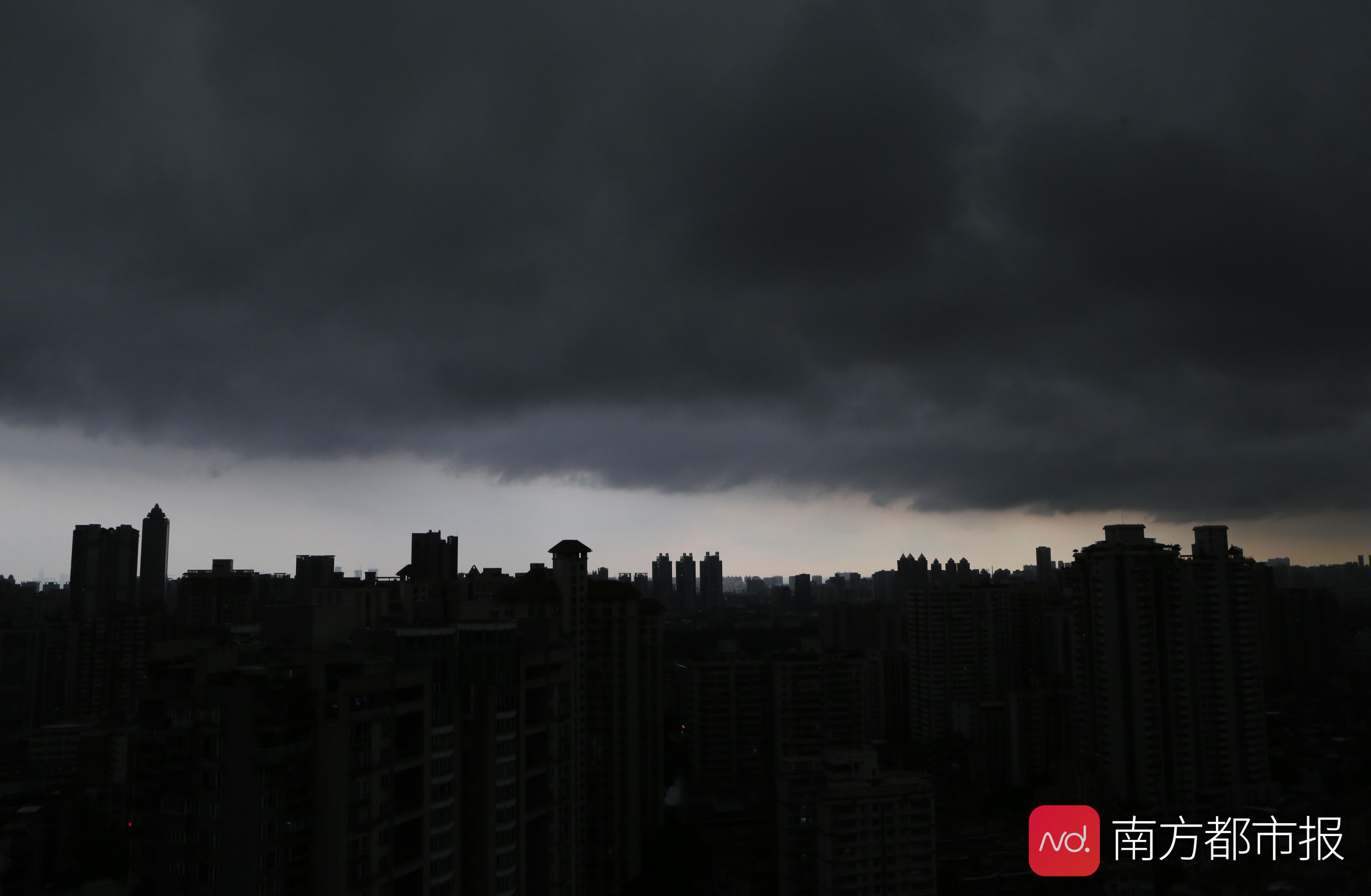 广州乌云压顶,强雷雨要来了