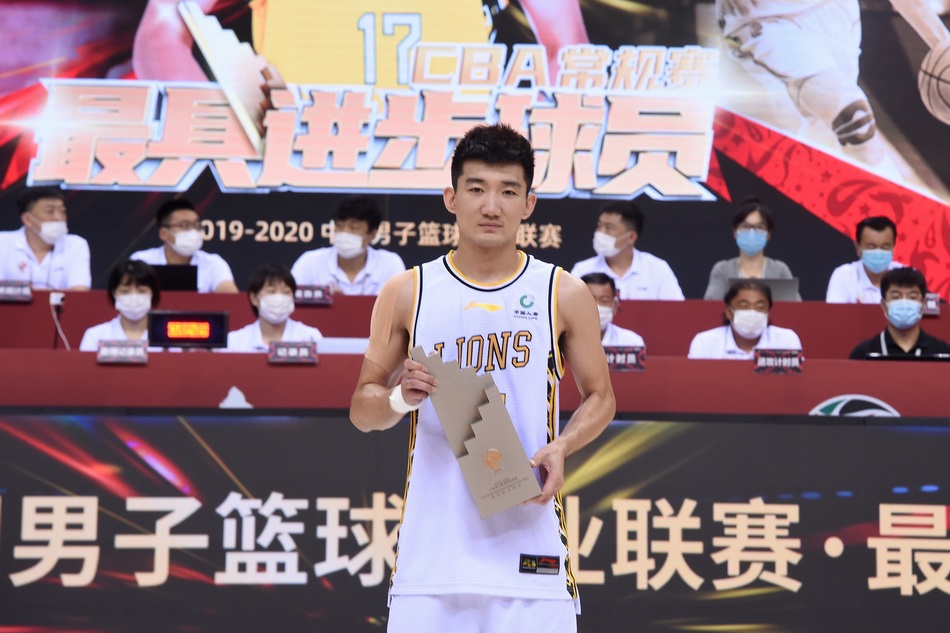 赛后孙铭徽获得最具进步球员奖。