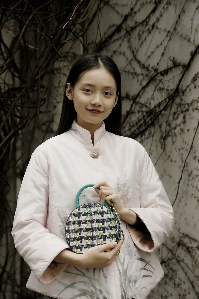 张晓彤拍摄songmont包最新大片,置身于画中,摩登而优雅.