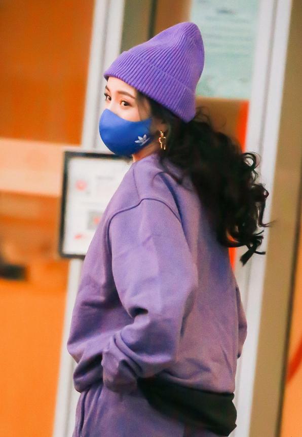 杨幂真的太会穿了,连口罩都是时尚单品,紫色卫衣套装像颗紫葡萄__凤凰