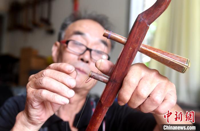 福建古稀老人痴迷做二胡 只送不卖