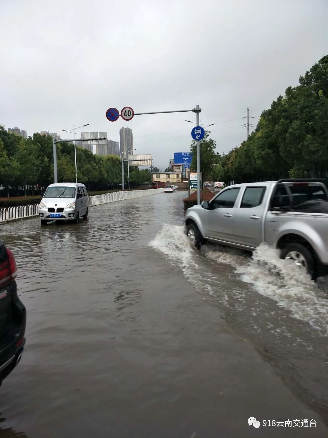 益宁路南向北,大渔小学路段,淹水25公分.