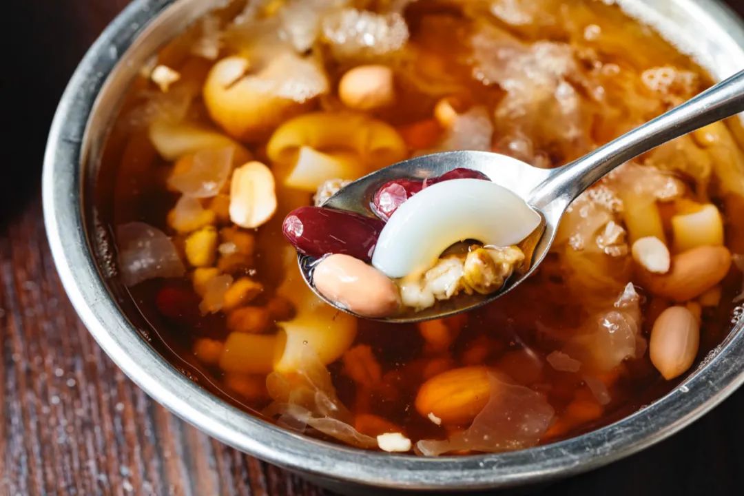 公鸡碗清补凉 椰肉刮出打碎,下锅煮开后放凉,加入白糖和炼乳,升级成