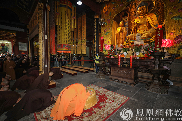 道慈大和尚带领大众为众生祈福、普皆回向（图片来源：凤凰网佛教 摄影：普陀山佛教）