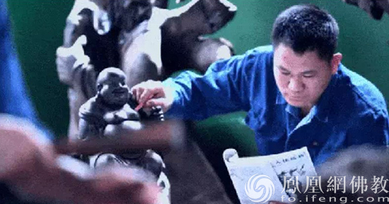 匠心专注的雕刻师（图片来源：凤凰网佛教 桐柏山木雕博物馆提供）