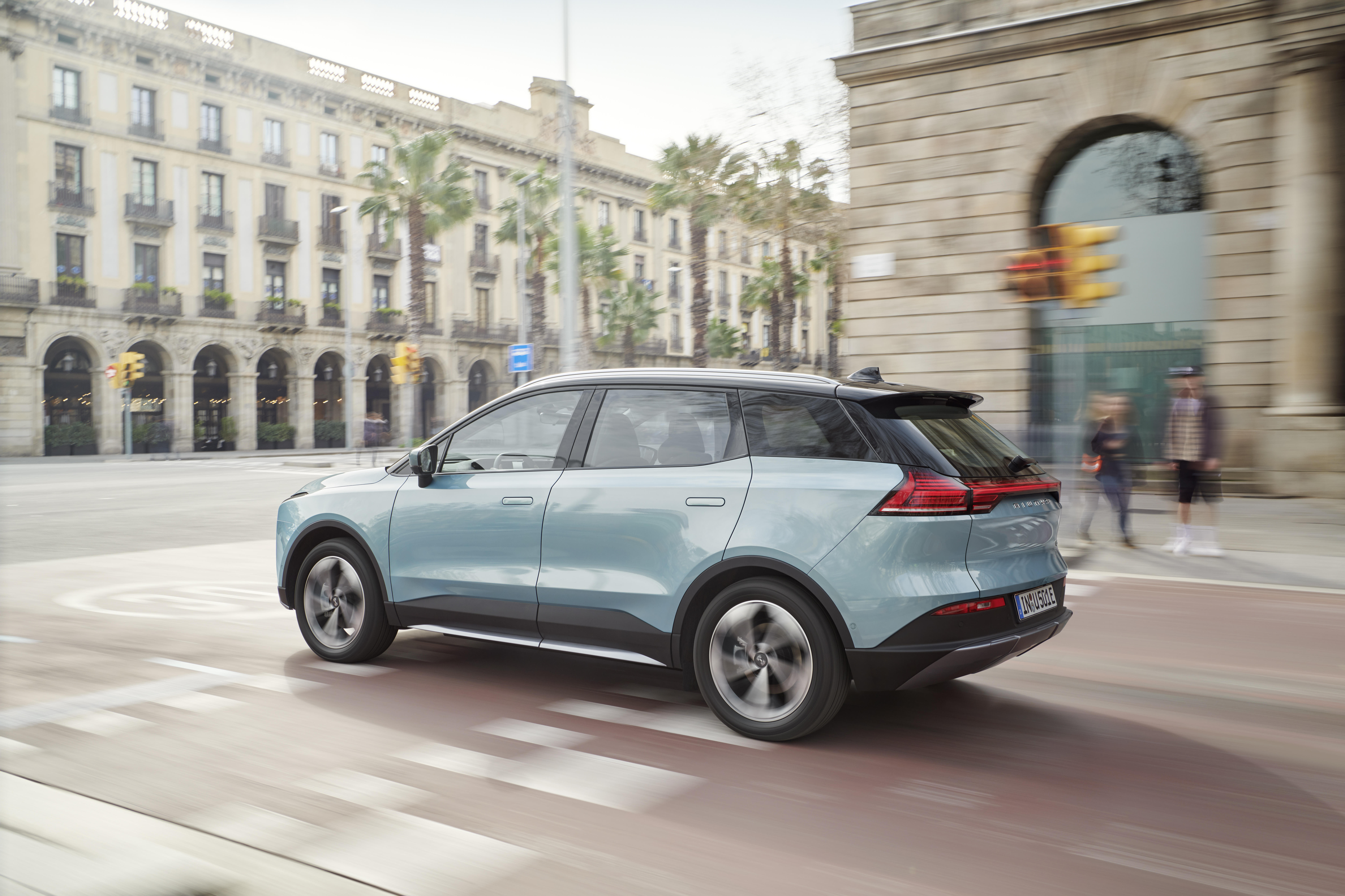 欧版车型发布,爱驰汽车携欧洲合作伙伴亮相斯图加特