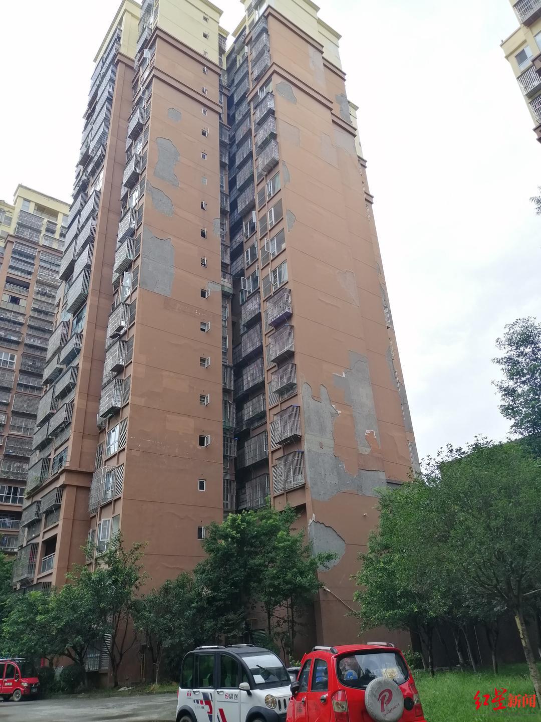 小区多栋高层住宅外墙墙皮脱落引业主担忧 物业:被大风吹落,正开展