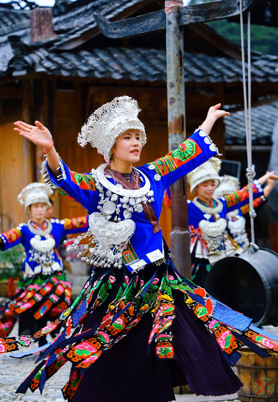 藏在黔东南深山的苗寨,跳一场舞只挣5元,村民全家都上阵__凤凰网