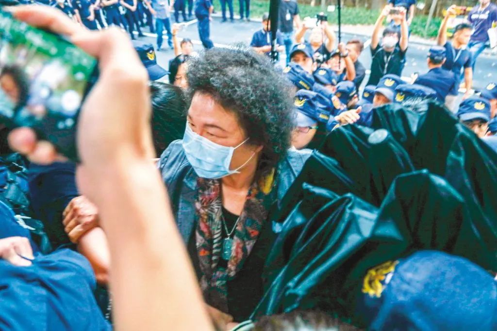陈菊被护送进立法机构