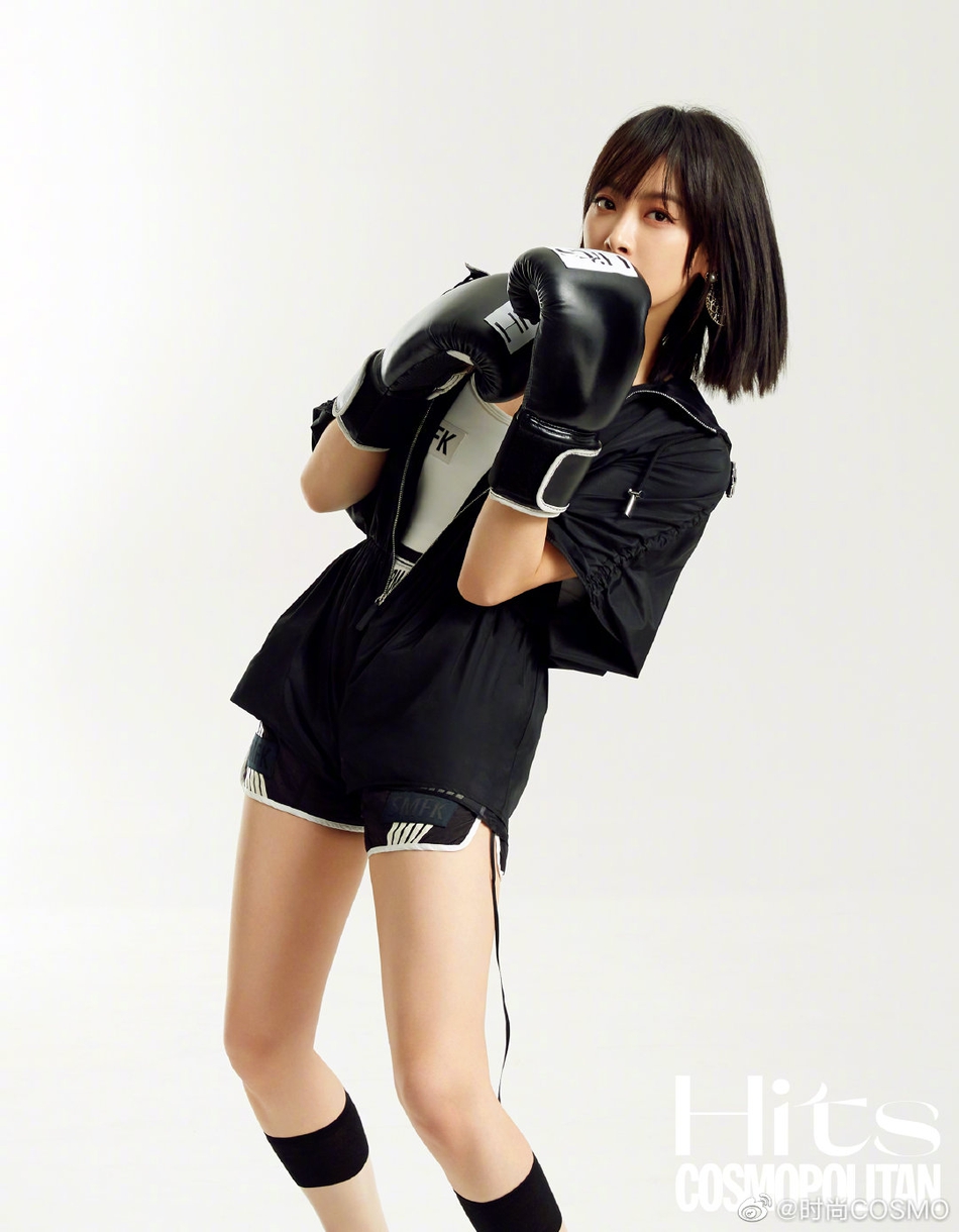 宋茜全新大片挑战运动造型一头短发戴拳击手套又飒又美