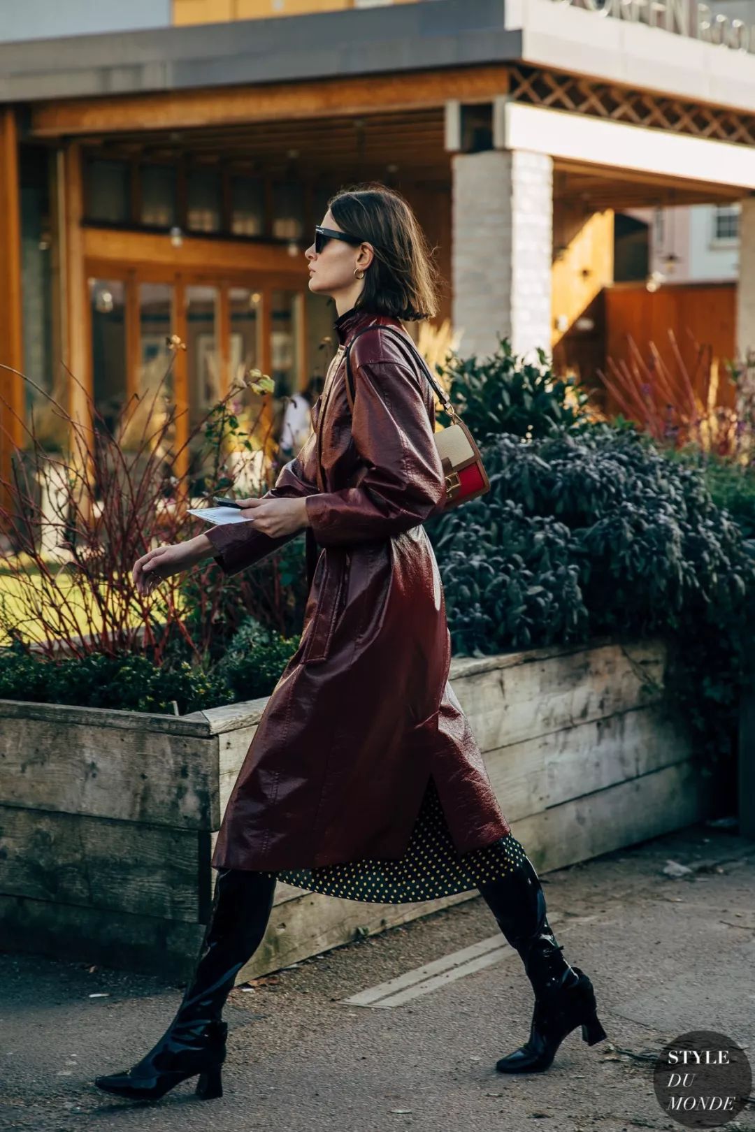 棕色系总是和气质挂钩,不论是较为沉稳的咖啡色,还是复古风味十足的