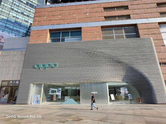 手持reno4pro探店oppo超级旗舰店时尚与科技美学在此汇聚
