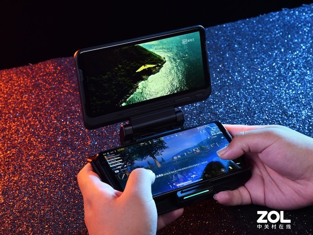 它让游戏手机变成了“主机”ROG游戏手机3电竞装甲套装使用体验