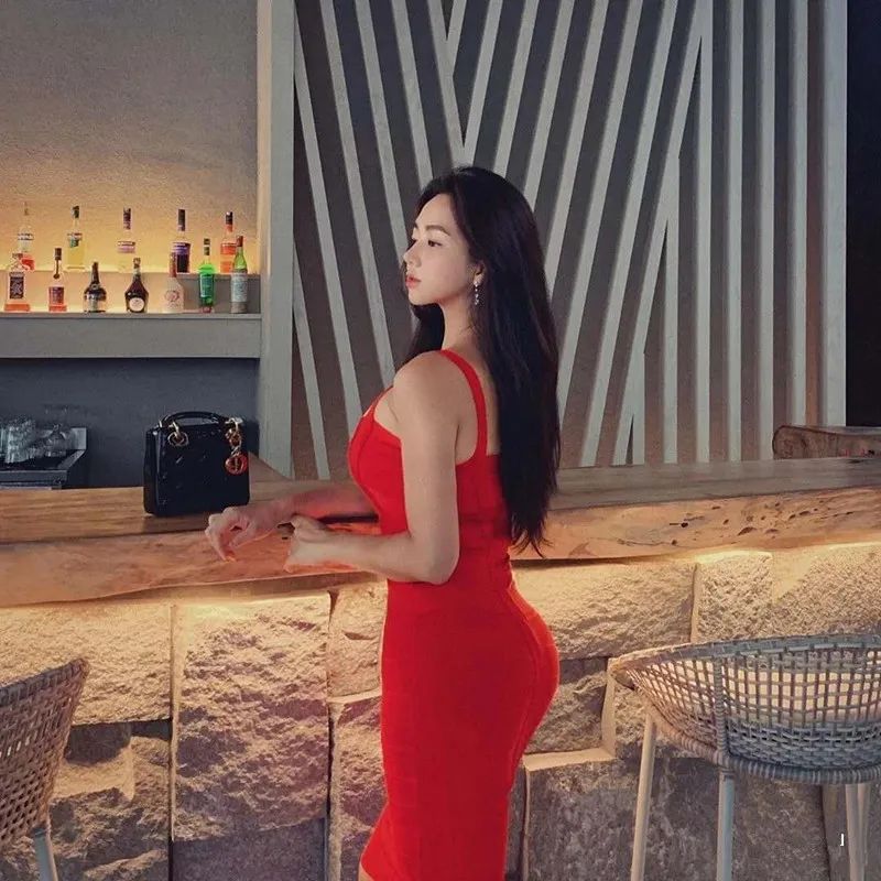 夜店女王"大象腿"成功抢镜!遭女性批丑,却被无数直男夸赞:太可以了