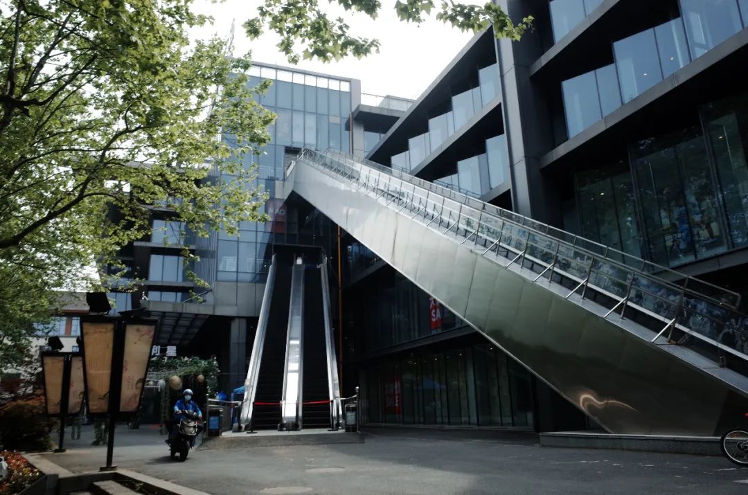 尚城利星全名尚城1557·利星,坐落于凤凰山下南宋皇城遗址,为原杭州