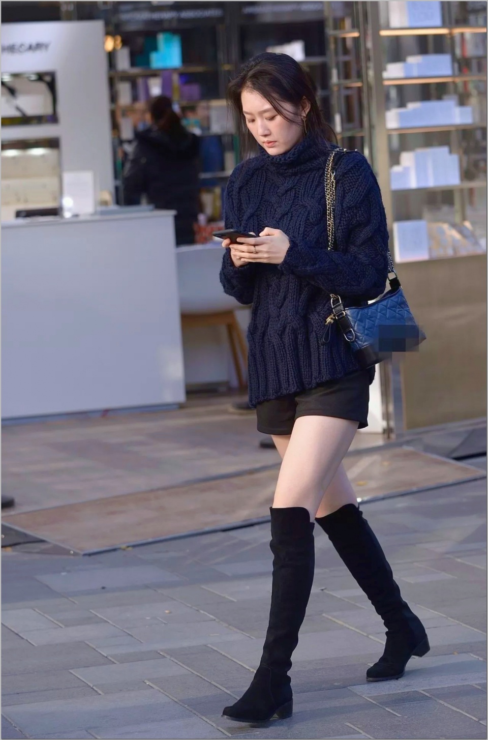 下面给大家献上一组时尚街拍照片,美女最爱的高跟鞋,短裙,短裤,连衣裙