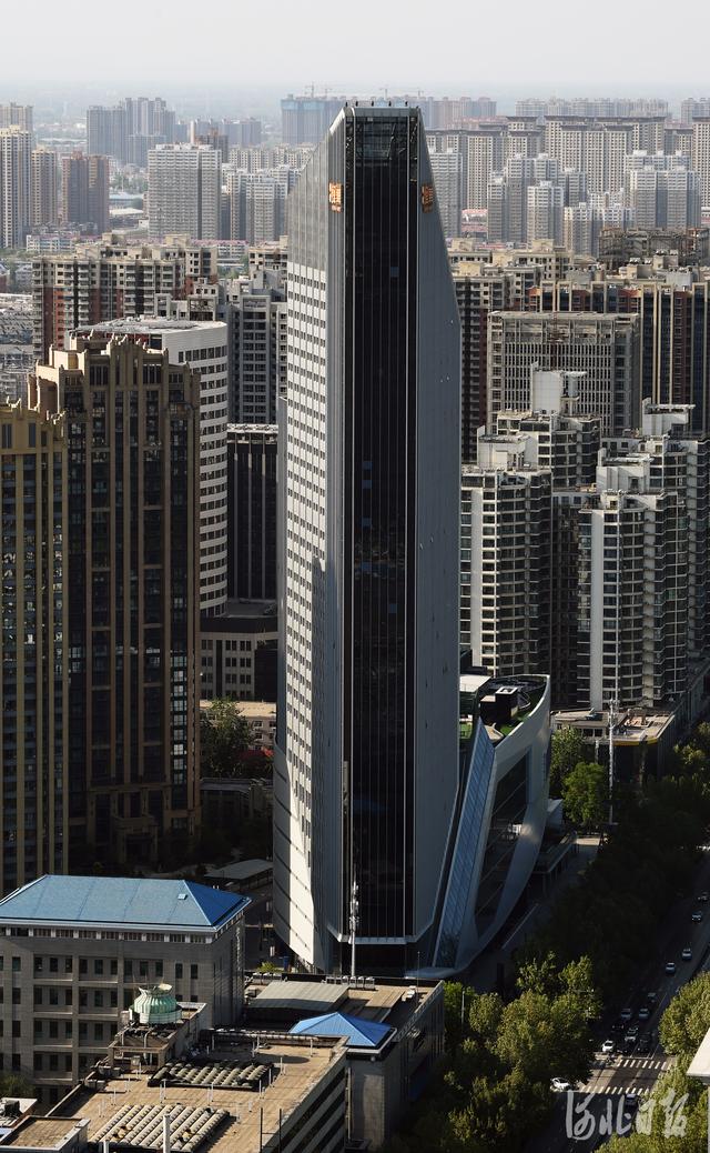 8米的新合作大厦楼顶远眺,高楼大厦鳞次栉比,处处展示着现代都市的