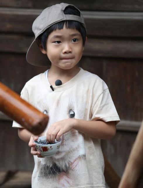 曹格儿子长大啦!12岁逆袭成帅气鲜肉,梳爸爸同款油头显成熟