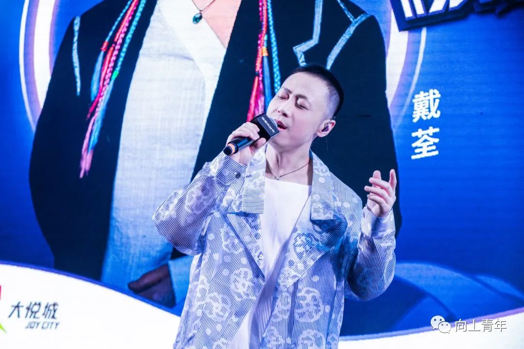 瞬间点燃现场气氛,铁粉们更自带应援灯牌,为喜爱的主持人加油打气