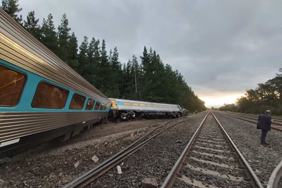 悉尼開往墨爾本一火車脫軌，貨車駕駛員跟副駕駛員在事故中喪生