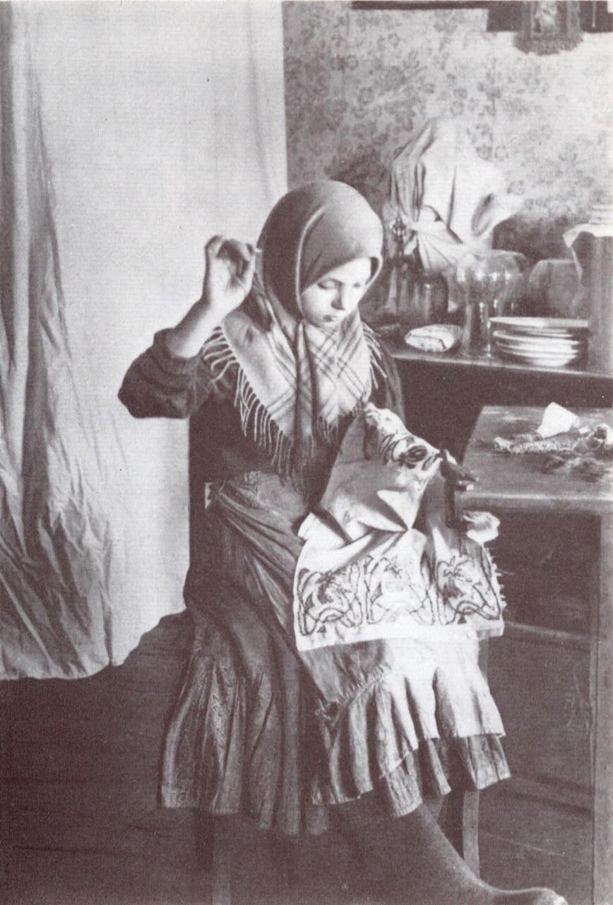 刺绣背后的女孩.弗拉基米尔.1914年.