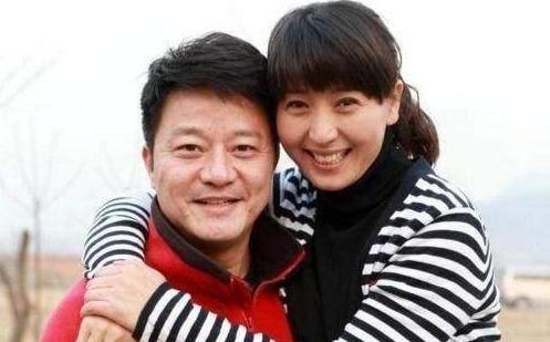 闫学晶二婚老公正面疑曝光,45岁为其高龄生女