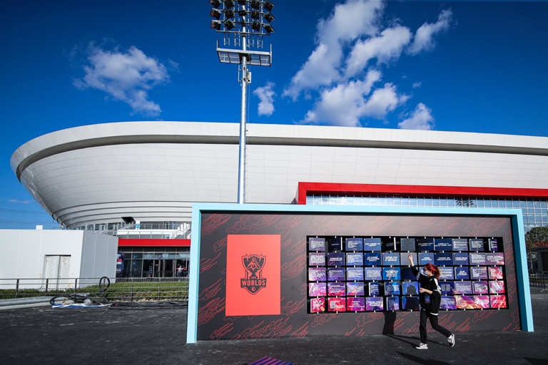 上海浦东足球场是国内首个国际足联A级标准专业足球场,本次的S10冠亚军赛是该场地的首度亮相。