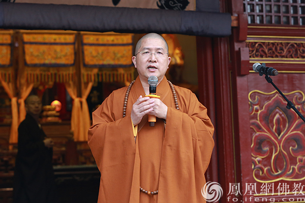 信光法师主持法会（图片来源：凤凰网佛教 摄影：普陀山佛教）