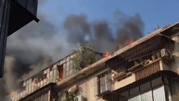惠州一楼房燃起大火1人烧伤，燃烧物质为家具、祭祀用品等