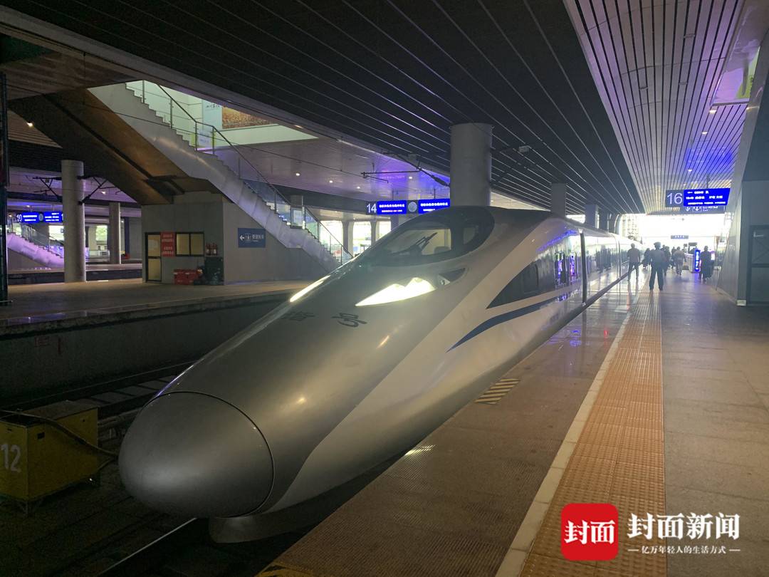 7月1日下午1点45分,成都东站a16站台,g2845次列车缓缓驶出.