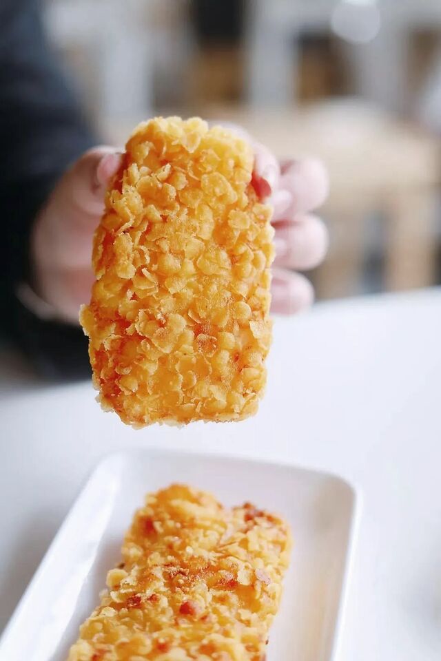 虾排的表皮裹满了金黄酥脆的玉米片,看着就很有食欲, 里面是一整只