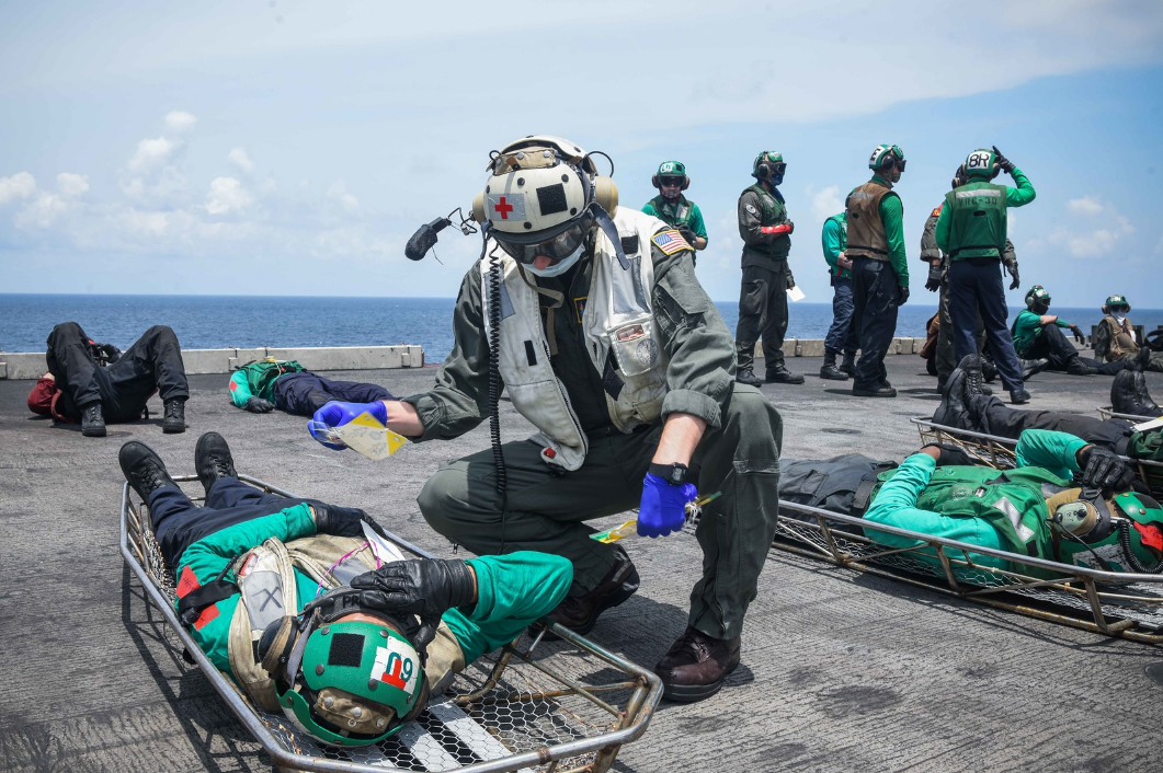 美军航母在南海演练应对"大规模伤亡"