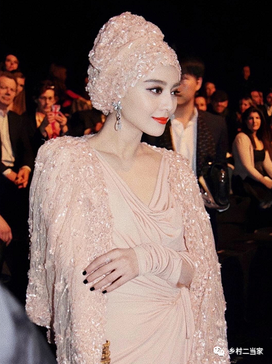 范冰冰挑战雕塑造型戴上头巾变白发为了复出真的拼了