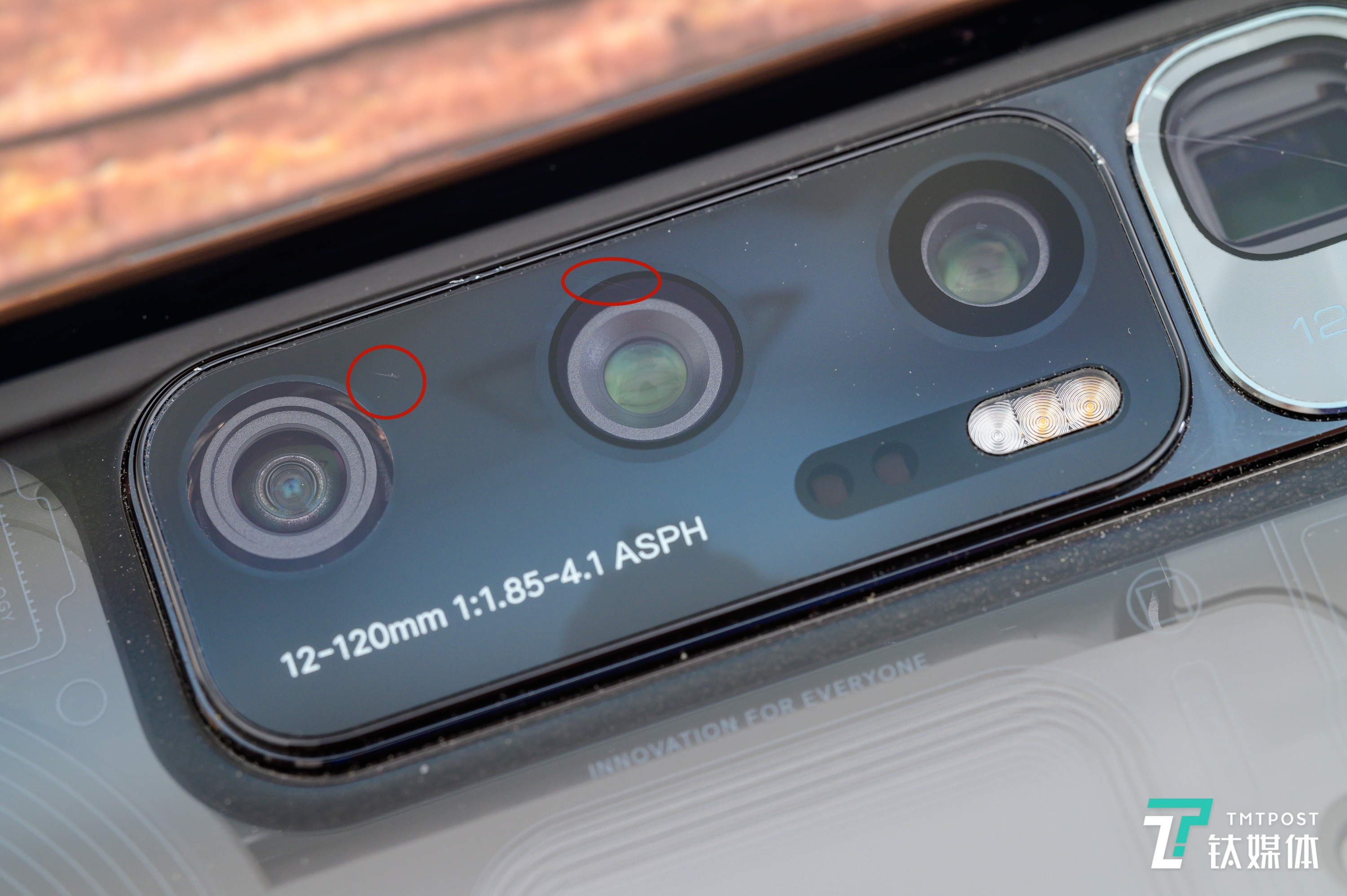 套的小米10u,经过这几周的正常使用后,后摄像头模组上已经看到了划痕