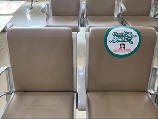 休息区座位设置了显眼的提醒标志,提醒顾客休息时保持一米的间隔距离