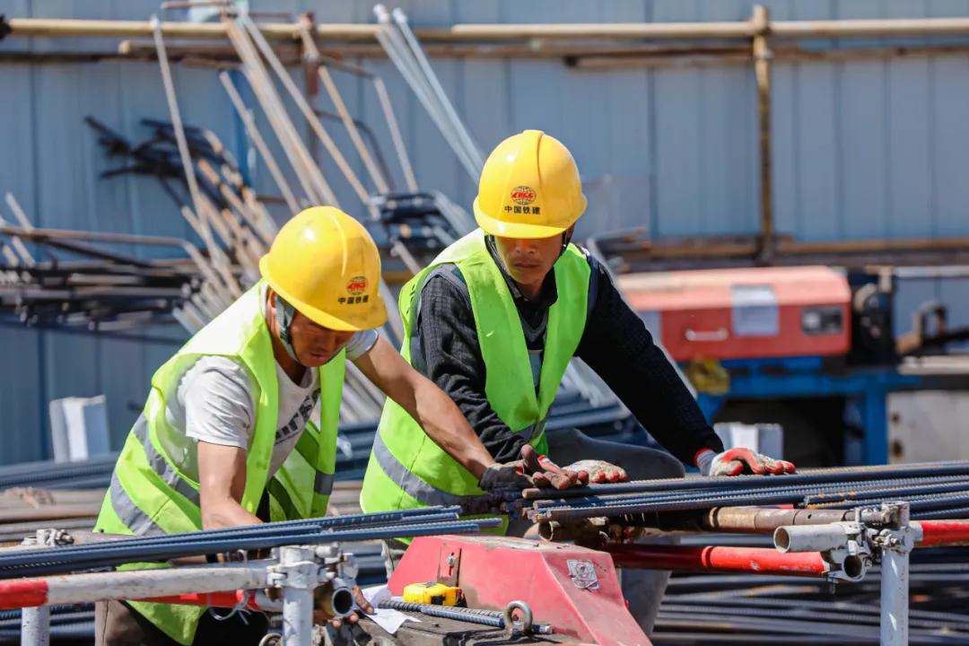 高温下的坚守用汗水诠释匠心的建筑工人