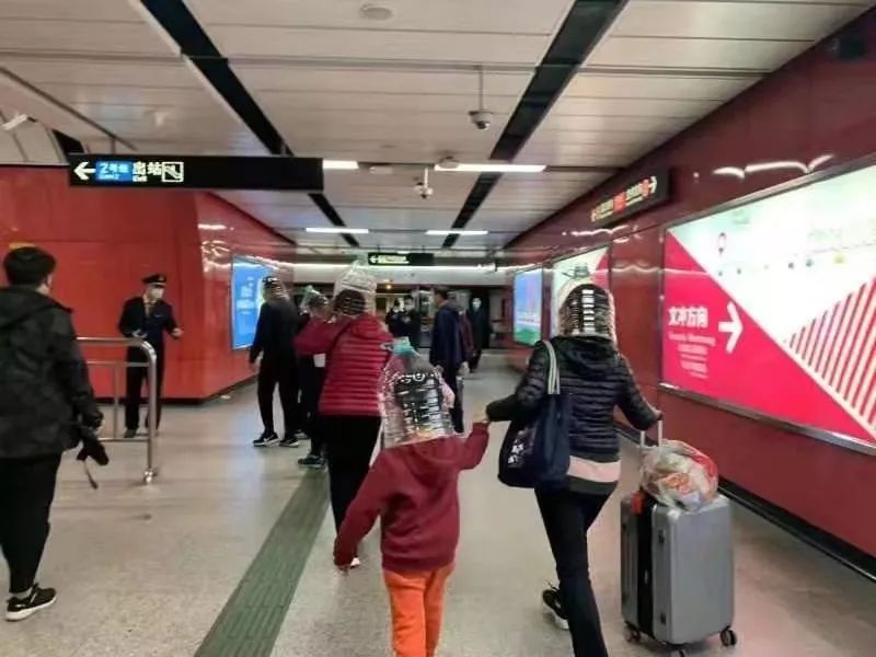 广州有五人戴自制水桶面罩坐地铁？真相是……