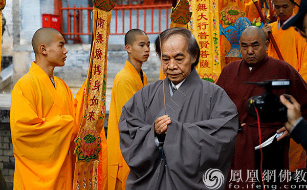 礼请永信大和尚(图片来源:凤凰网佛教 摄影:李方杰 任红兵)