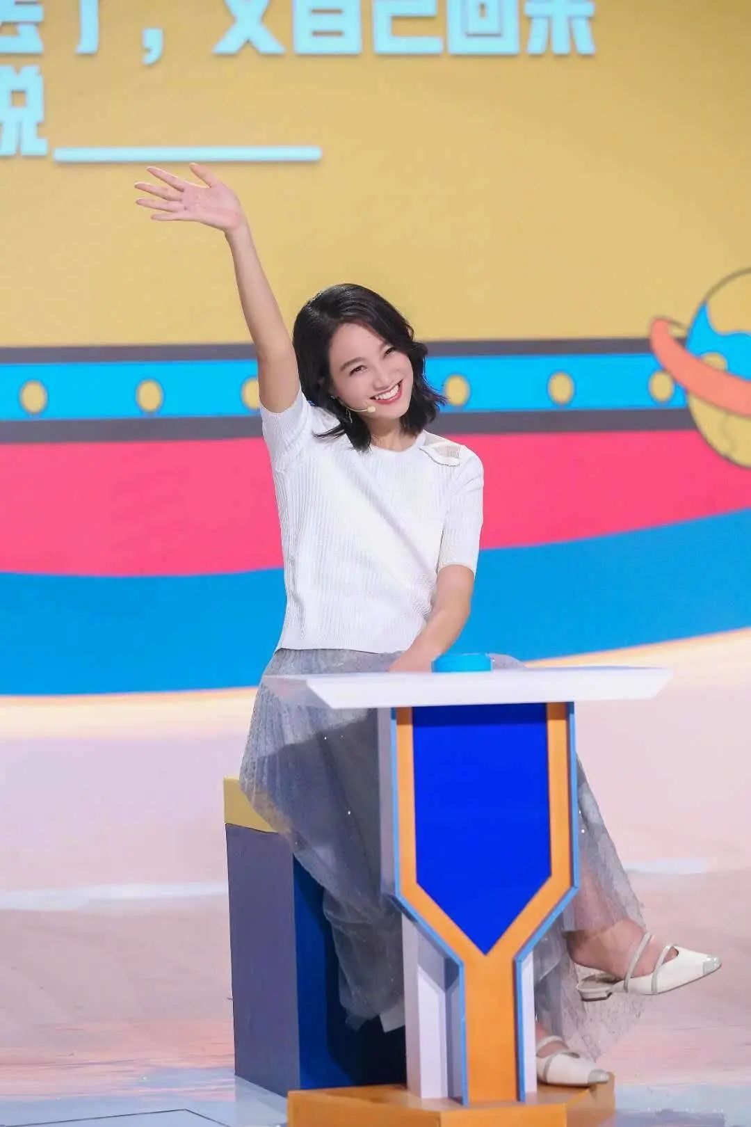 怀胎三月的朱丹录节目状态好白毛衫搭百褶裙妆容精致风采依旧