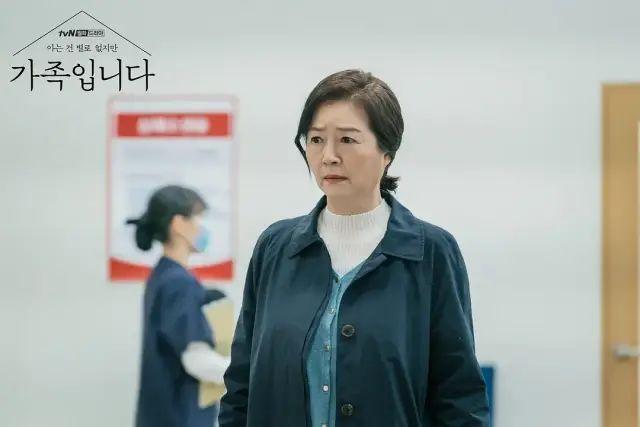 恩熙看到被爸爸吼哭的母亲时,也会用自己笨拙的方式安慰母亲.